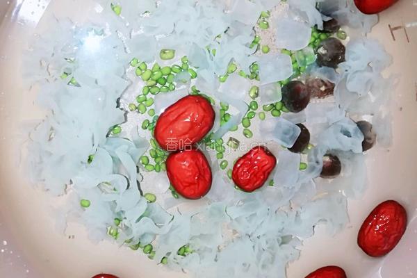红枣雪耳枸杞糖水的做法图解2