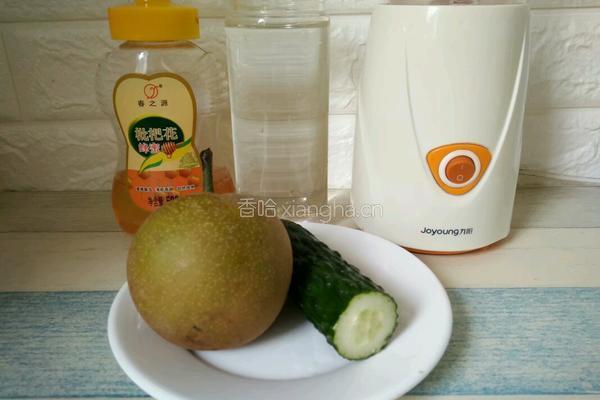 黄瓜蜂蜜梨子汁的做法图解1