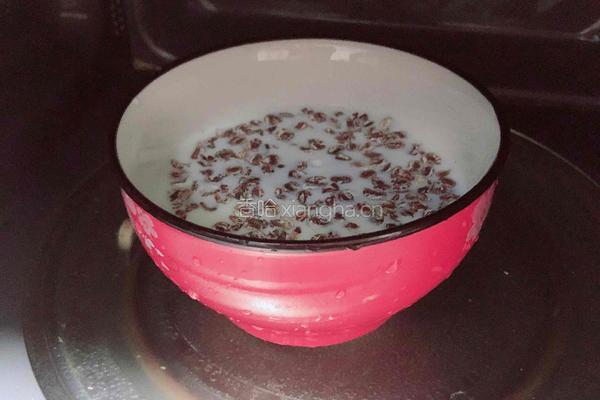 黑玉米玫瑰牛奶饮的做法图解4