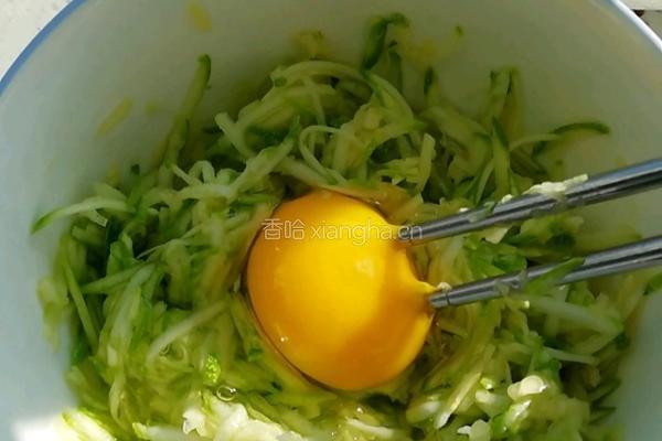 西葫芦鸡蛋饼的做法图解3