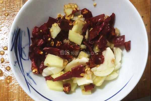 红烧鸡爪的做法图解1