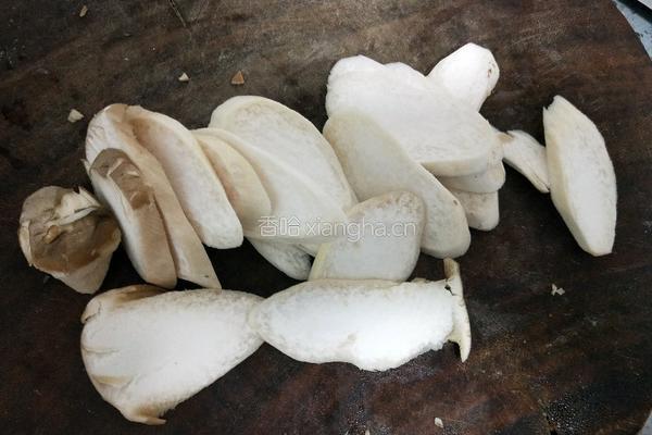 杏鲍菇炒腊肉的做法图解3