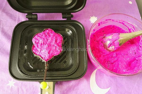火龙果牛奶煎饼（花形）的做法图解11