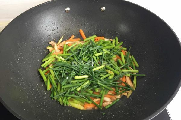 肉丝炒韭苔的做法图解7