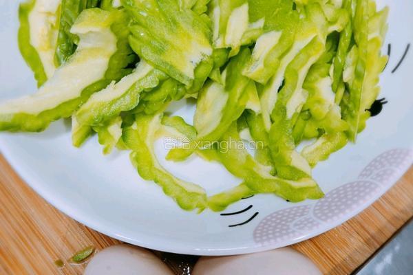 苦瓜炒蛋配香草意粉(中午便當)的做法图解1