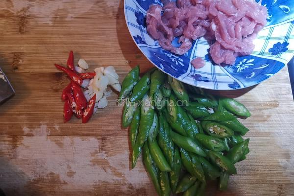 青椒肉丝盖浇饭的做法图解1