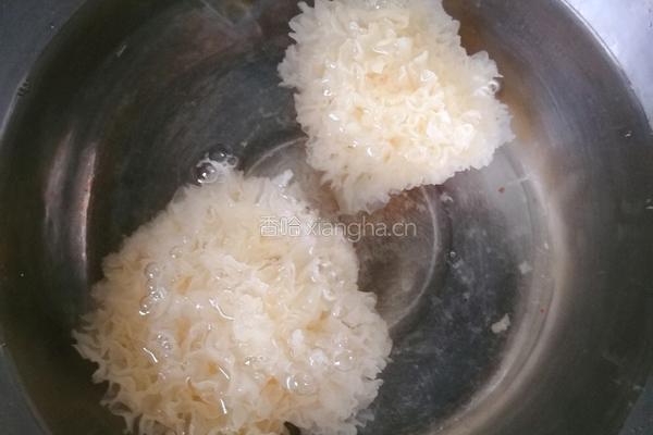 红枣枸杞雪耳糖水的做法图解2