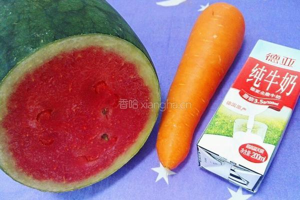 胡萝卜西瓜奶昔的做法图解1