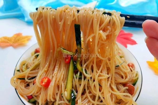 凉拌酸辣粉丝的做法图解1
