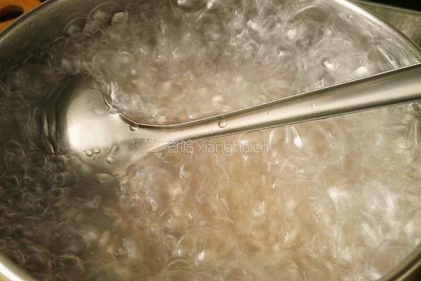 草莓香橙奶香西米露的做法图解4