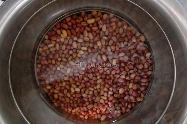 红枣桂圆红豆粥的做法图解2