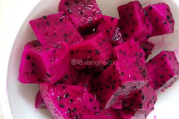 鲜榨火龙果汁的做法图解1