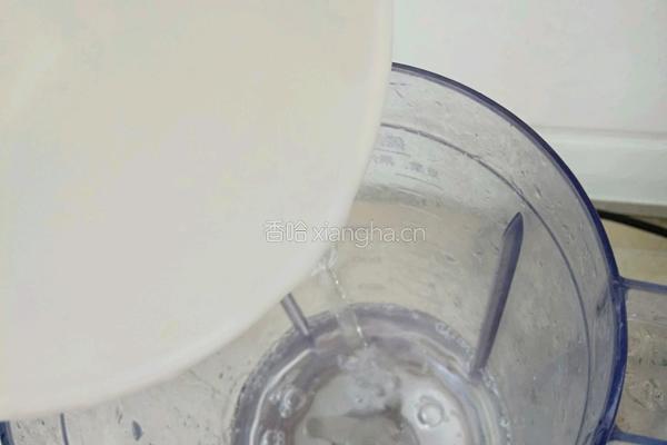 鲜榨火龙果汁的做法图解2