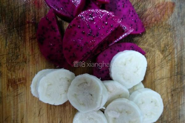 火龙果香蕉奶昔的做法图解2