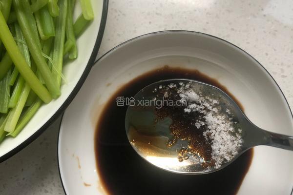 凉拌手撕蒜苔的做法图解6