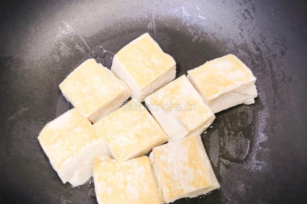 腐乳黄豆酱炆蜂巢豆腐苦瓜的做法图解2