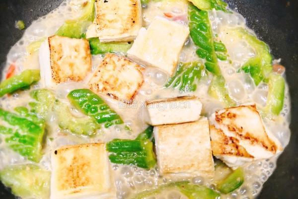 腐乳黄豆酱炆蜂巢豆腐苦瓜的做法图解4