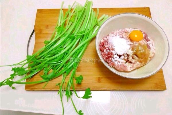 芹菜猪肉馅儿饺子的做法图解1