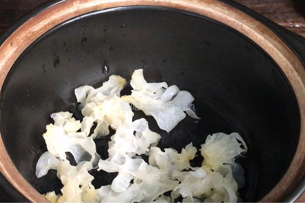 银耳雪梨盅的做法图解3