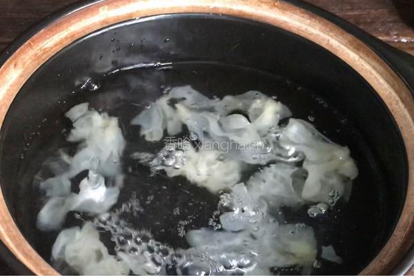 银耳雪梨盅的做法图解4