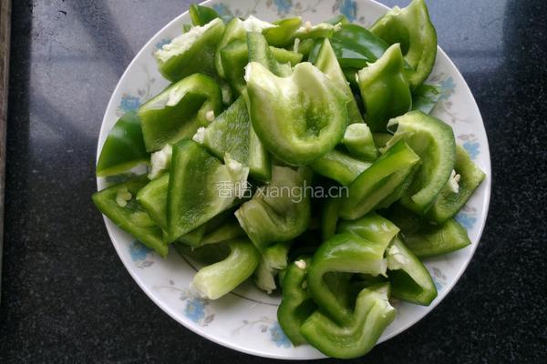 青椒炒蛋的做法图解1