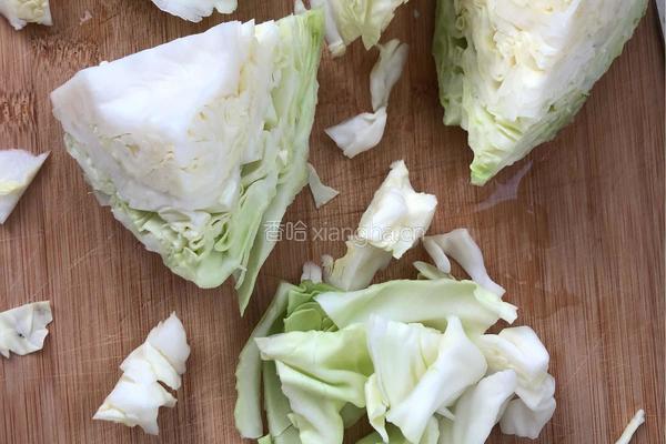 炝炒圆白菜的做法图解2
