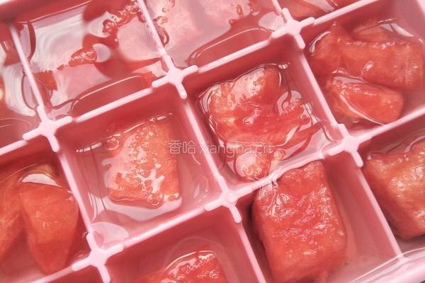 西瓜冰泡锡兰茶的做法图解3