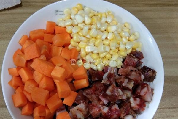 香肠焖饭的做法图解1