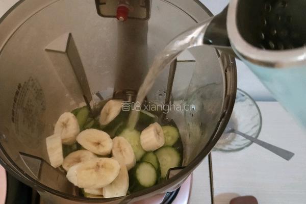 黄瓜香蕉润肠果汁的做法图解8