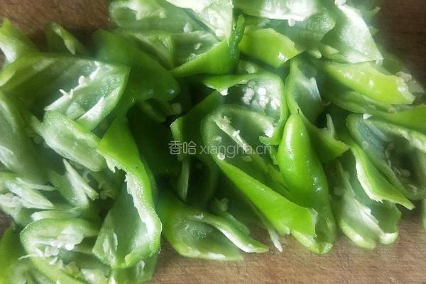 辣椒炒鸡蛋的做法图解1