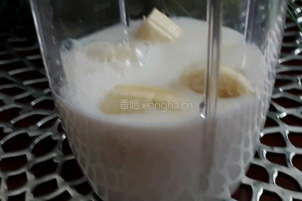 香蕉奶昔的做法图解3