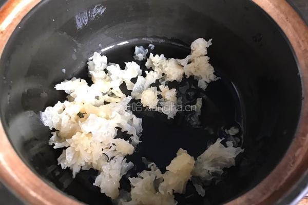 红枣莲子银耳汤的做法图解2