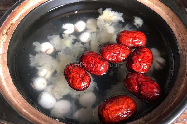 红枣莲子银耳汤的做法图解8