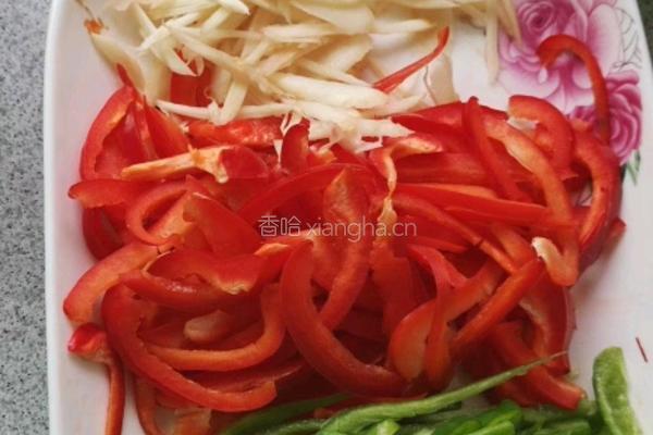 双椒炒玉米粒的做法图解1