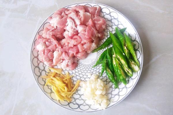 苦瓜炒肉的做法图解2