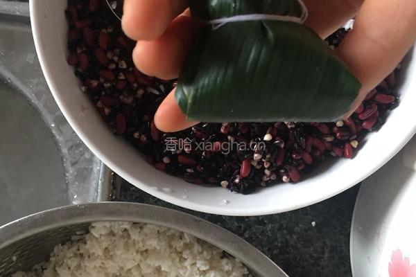 杂粮粽子的做法图解9