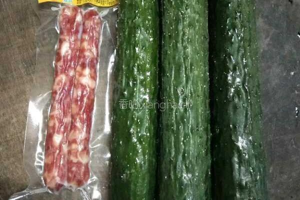 腊肠炒黄瓜的做法图解1