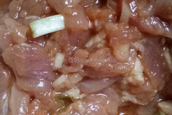 红椒肉丝炒豇豆的做法图解1
