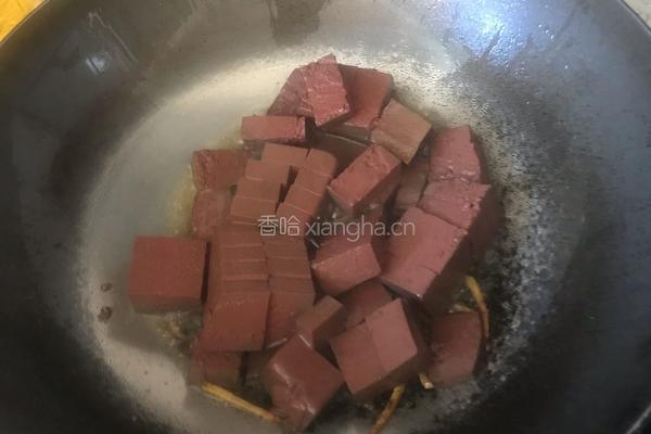 鸭血炒大蒜的做法图解3