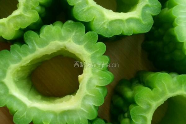 新蒸香菇苦瓜酿的做法图解1