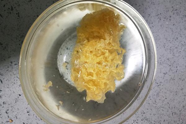 紫薯银耳汤的做法图解2