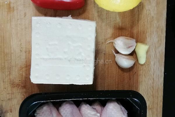 酸柠檬焖鸡翅豆腐的做法图解1