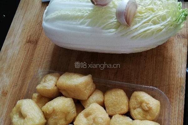 手撕白菜炒油豆腐的做法图解1