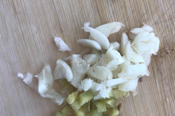 凉拌木耳苦菊的做法图解1