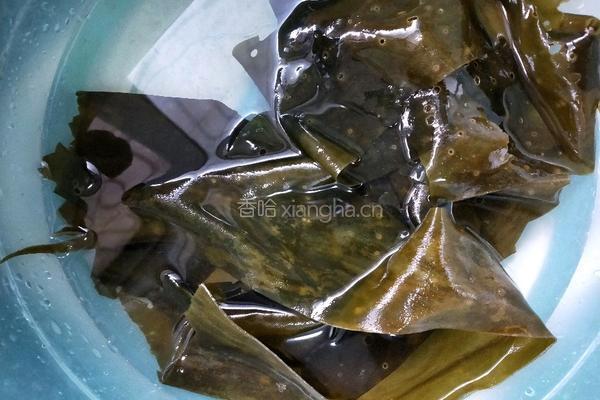 海带排骨汤的做法图解1