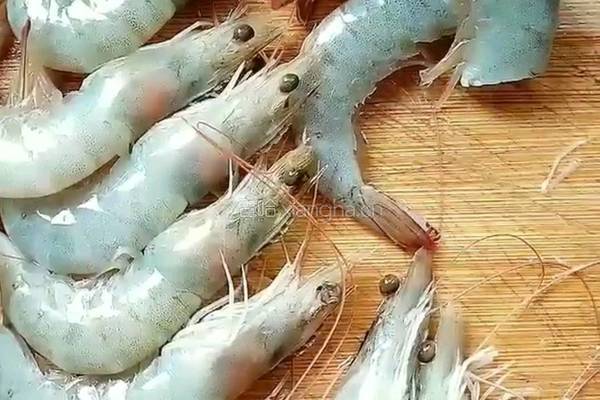 蒜蓉虾油炒意面的做法图解1