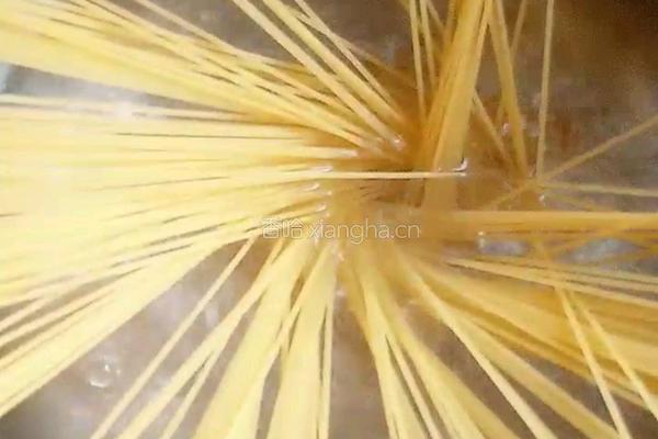 蒜蓉虾油炒意面的做法图解8