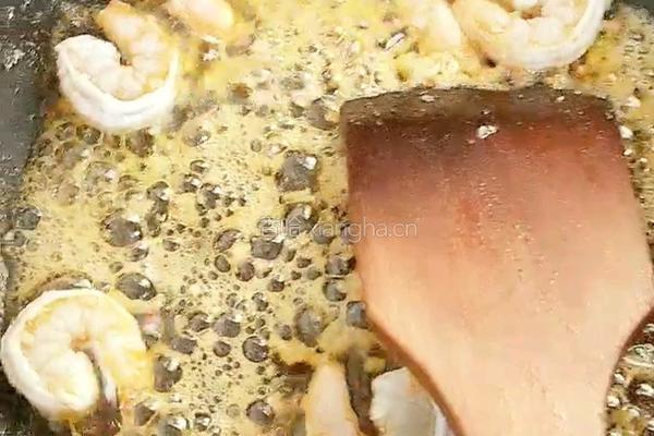 蒜蓉虾油炒意面的做法图解11
