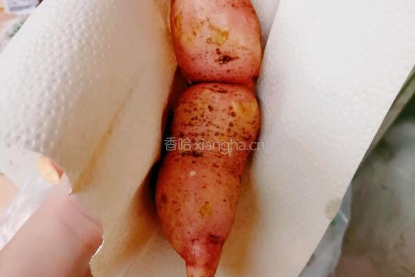 一看就会香喷喷的微波炉烤红薯的做法图解2