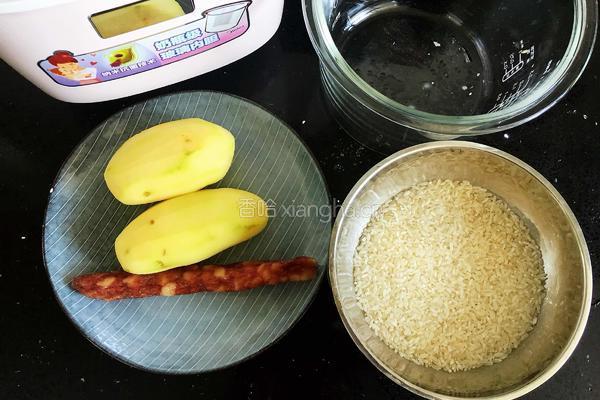 土豆腊肠焖饭的做法图解1